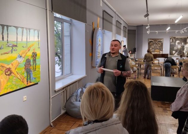 «(НЕ)ЗАМІСТЬ ЗБРОЇ» – виставку відвідали батьки проєкту “Діти і війна”