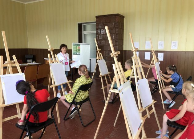 Малюємо портрет: у Старокостянтинові діти малюючи відпочивали 