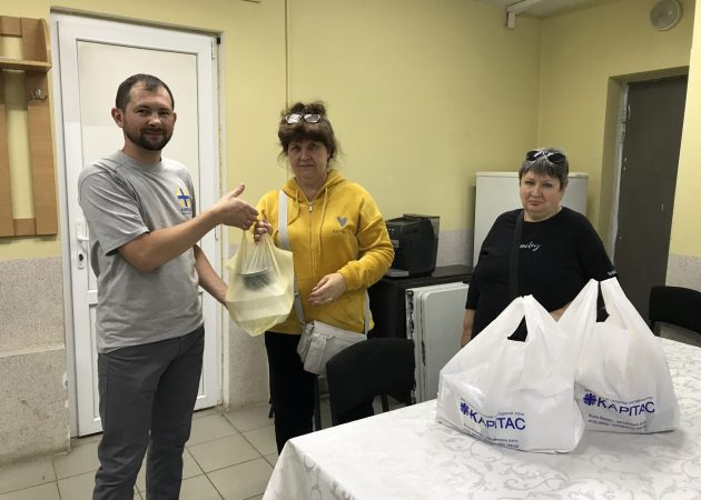 «Там страшно, але ми хочемо додому», – у «Карітасі» допомагають мешканцям Херсону
