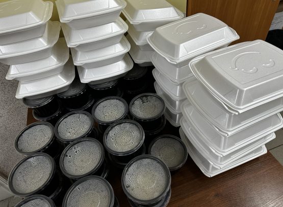 Гарячі обіди для людей з втратою зору забезпечує Карітас