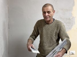 Почуваюся корисним: Юрій з Каланчака завдяки Карітасу готується до відновлення усього, що втратив через війну