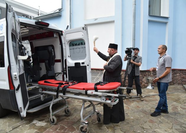 Шостий автомобіль соціального таксі освятили у Карітасі Хмельницький