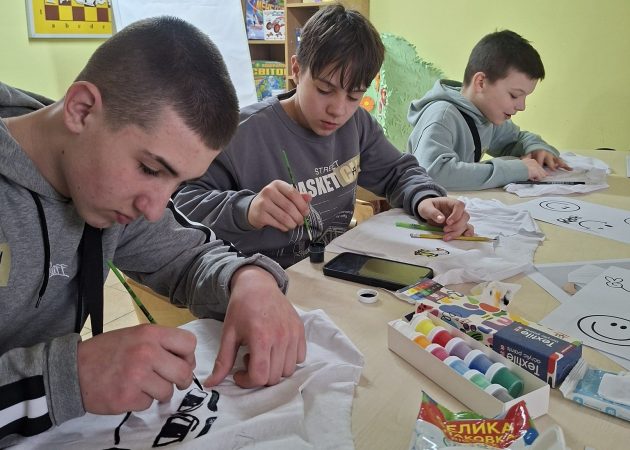 Розмальовували футболки та вчилися праювати в команді