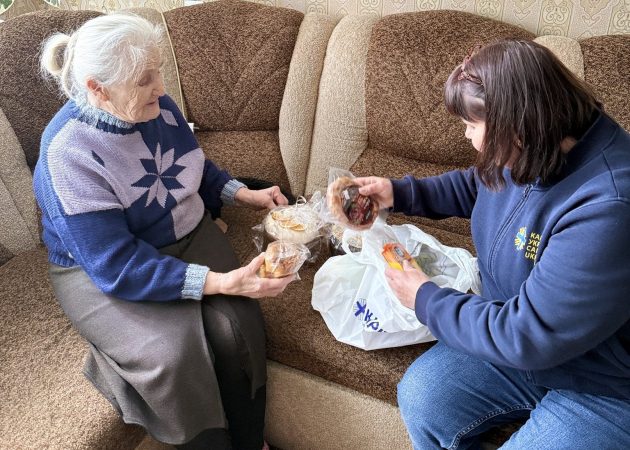 Підопічні «Домашньої опіки» отримали освячені продуктові набори