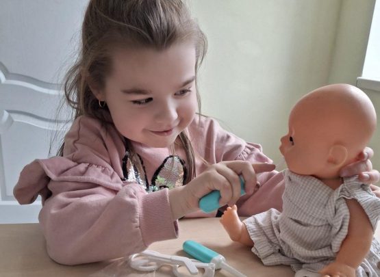 На заняттях із соціальним працівником діти розвивають щоденні та побутові навички