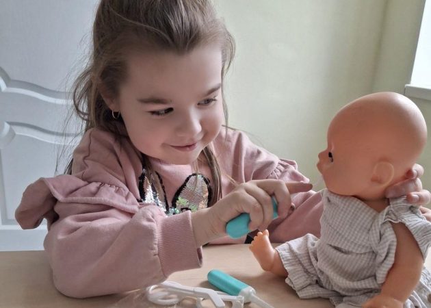 На заняттях із соціальним працівником діти розвивають щоденні та побутові навички
