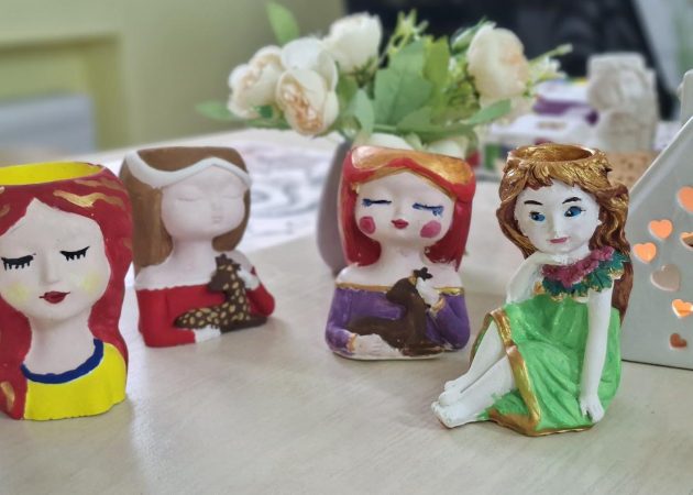 Майстер-клас із розпису гіпсових кашпо для батьків дітей з особливими потребами
