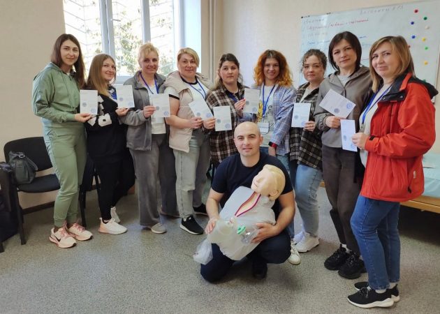 Опанувати життєво важливі навички: фахівці проєкту паліативної допомоги пройшли навчання з домедичної допомоги